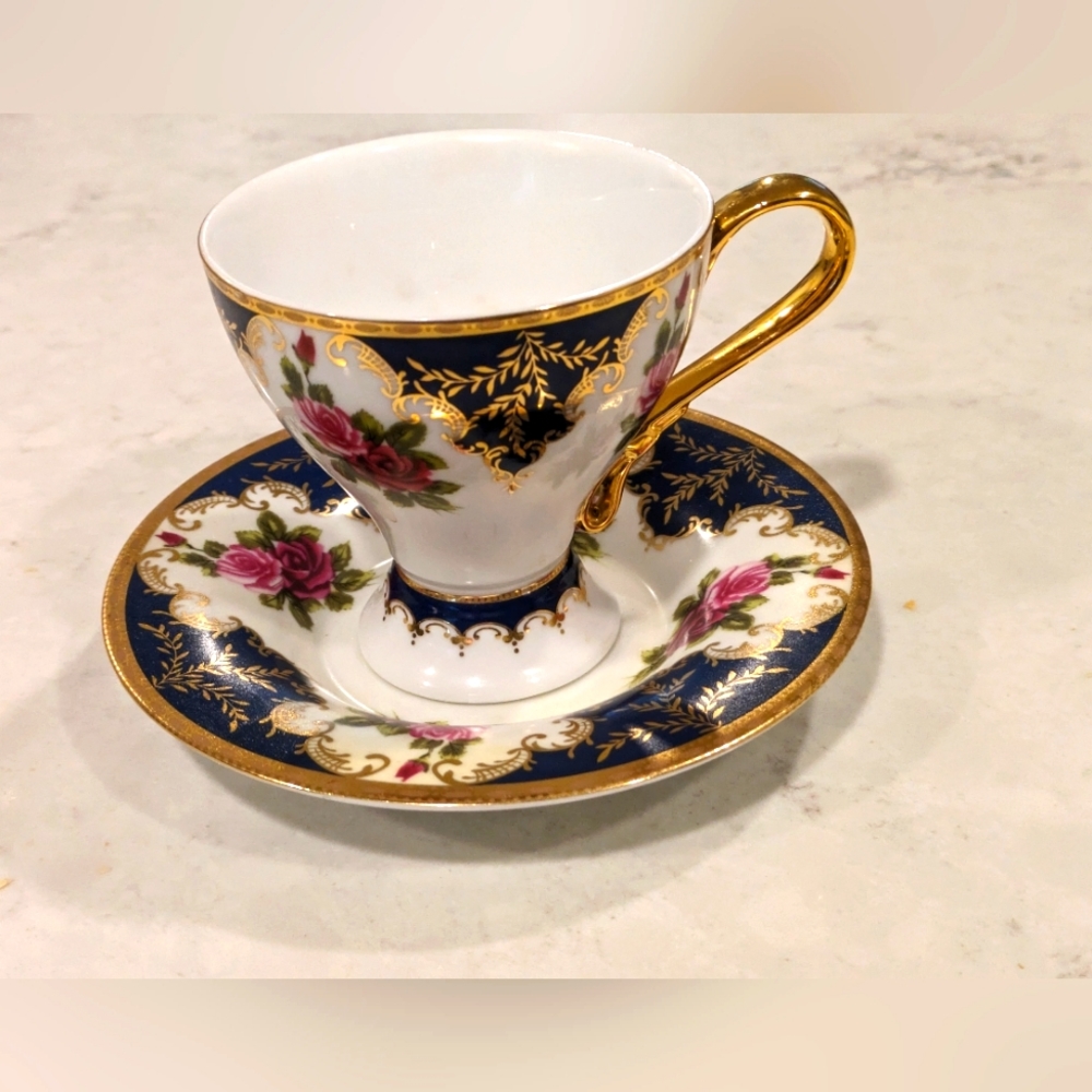 Set of 8 Vintage Pedestal Nantucket Home 4 Teacups/Coffee and 4 Saucers